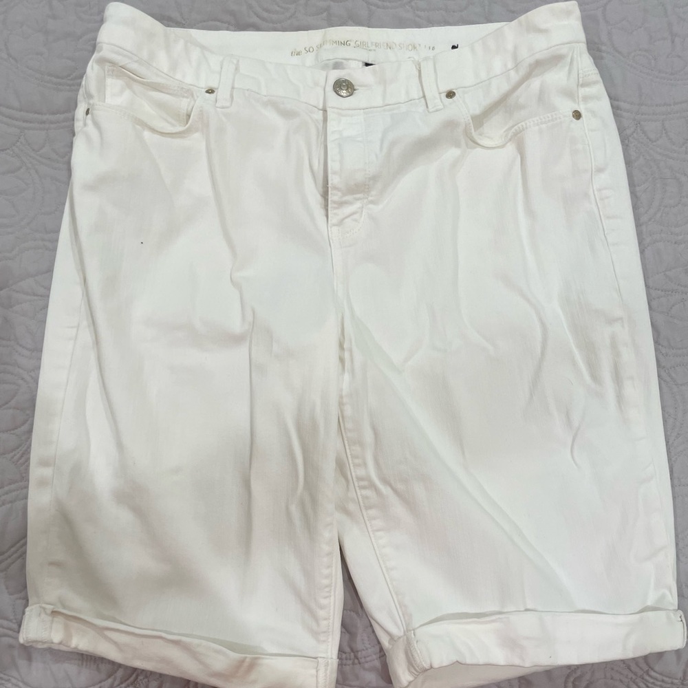 Chicos white Bermuda shorts size 1.5.